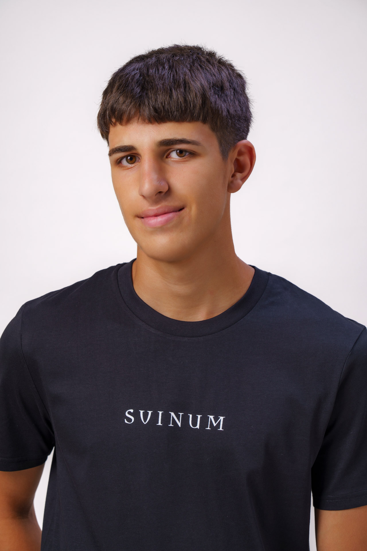 Camiseta Negra – Svinum estampada "Dionisio"